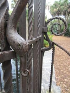 Snake head gate