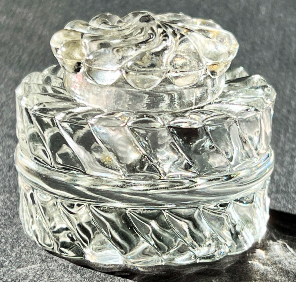 Garage Sale find. No marks, c. 1900. Not shown in the Baccarat catalog of the era. Identified as Baccarat Bambous Tors oval inkwell.