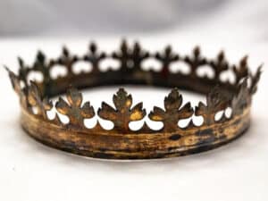 The crowns were buried with kings and queens of Poland, who were also grand dukes and duchesses of Lithuania. Found among the royal accessories were insignia made for these rulers’ burial chambers. As Vilnius Archbishop Gintaras Grušas said, “These crowns were not worn while the rulers were alive but were made after their deaths and were intended to be part of their tombs,” per TVP World.