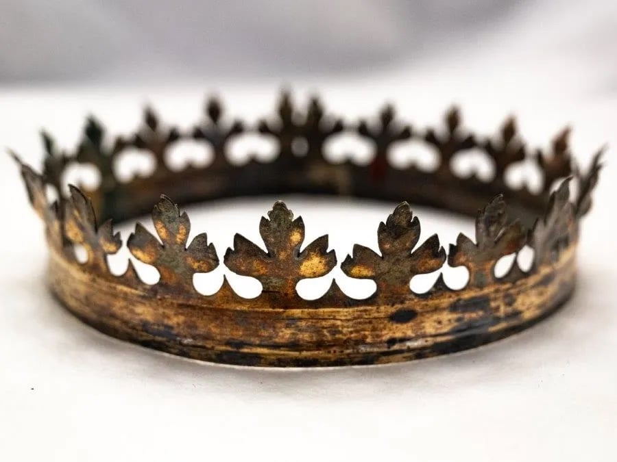 The crowns were buried with kings and queens of Poland, who were also grand dukes and duchesses of Lithuania. Found among the royal accessories were insignia made for these rulers’ burial chambers. As Vilnius Archbishop Gintaras Grušas said, “These crowns were not worn while the rulers were alive but were made after their deaths and were intended to be part of their tombs,” per TVP World.